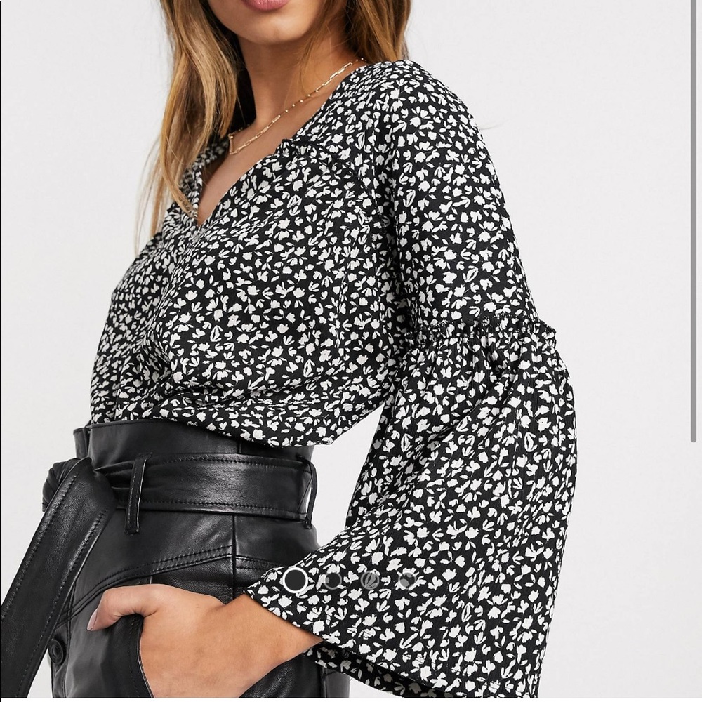 River Island | NWOT flared sleeve ditsy floral smock top in black and white - Picture 2 of 8